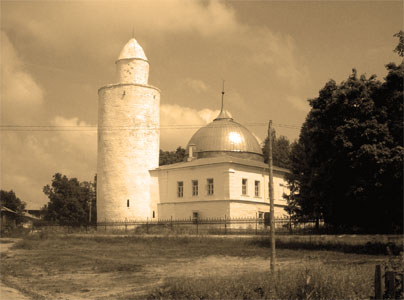 Old mosque (1768) with a minaret (1476). 
        Photo: Yaroslav Blanter