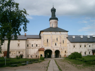 Святые ворота с 
            надвратной церковью Иоанна Лествичника (1572). Фото: Ярослав Блантер