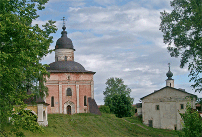 Слева: церковь Иоанна
            Предтечи</span> (1531—1534), справа: церковь Сергия 
            Радонежского</span> (1560—1594). Фото: Ярослав Блантер