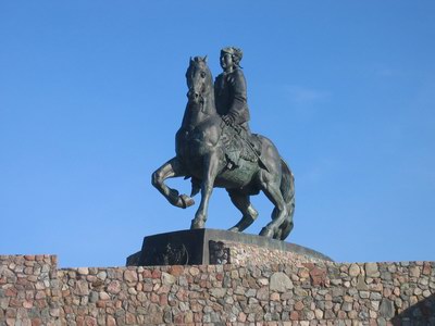 Памятник Елизавете Петровне.
        Фото: Марина Егорова