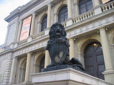Лев на здании Фондовой Биржи.
        Фото: Марина Егорова