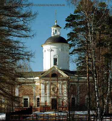 Марфино. Рождество-Богородицкая церковь (1701—1707).
         Фото: Денис Кабанов