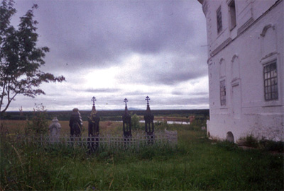 Железные кресты у Иоанно-Богословской церкви.
         Фото: Илья Буяновский