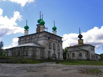 Спасская церковь (1689, слева) и Архангельская церковь
            (1712—1725, справа).
            Фото: Талюща