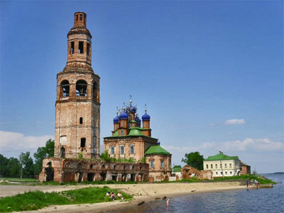 Спасо-Преображенский собор, колокольня и усадьба
            Голицыных. Фото: Талюша
