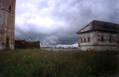 Палаты Строгановых (справа). На заднем плане 
            индустриальный пейзаж Березников.
            Фото: Илья Буяновский