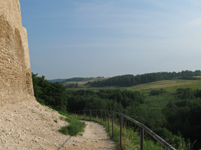 Крепостная стена и Изборская долина. Фото:
         Екатерина Манаенкова