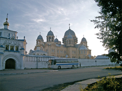 Крестовоздвиженский собор 
            (1905—1913) и ограда Николаевского монастыря. 
            Фото: Ярослав Блантер