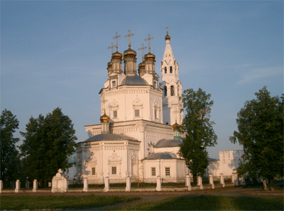 Троицкий собор (1703—1712) 
         и восточная стена кремля. Фото: Ярослав Блантер