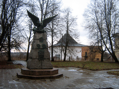 Памятник героям войны 1812 года
            и Спасская башня. Фото: Илья Буяновский