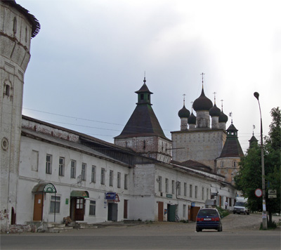 Северо-восточная башня, торговые ряды и
            Сретенская надвратная церковь. Фото: Ярослав Блантер