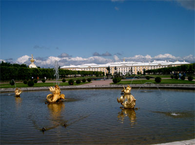Верхний Сад и Большой Дворец. На переднем плане 
         фонтан 
